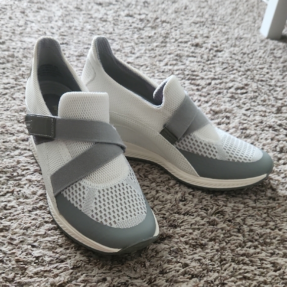 Baretraps Johanna 9M Women's Slip-On Wedge Sneakers - Picture 1 of 4